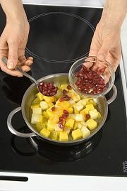 Приготовление блюда по рецепту - Салат из тропических фруктов с ананасовыми чипсами. Шаг 3